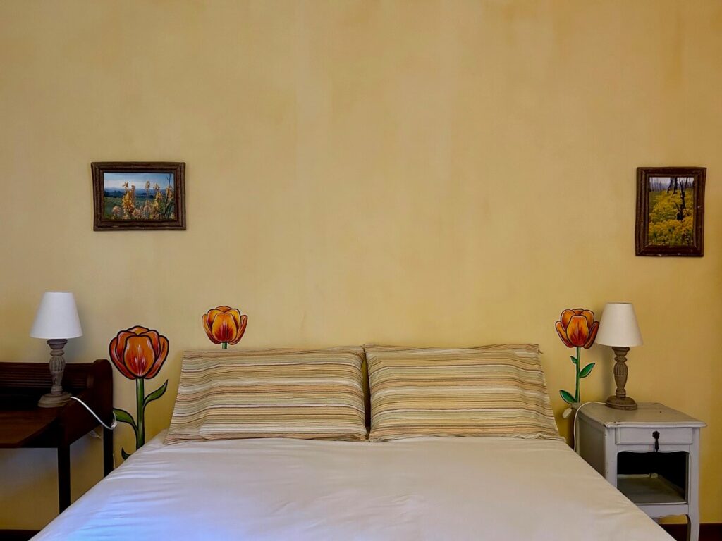 Camera da letto matrimoniale con murales decorativo